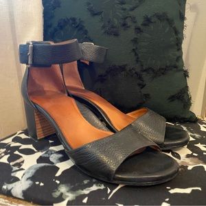 Gentle souls by Kenneth Cole heels